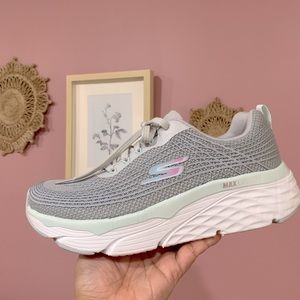Women's Size 7.5 WIDE. SKECHERS MAX CUSHIONING Running/Walking Sneaker
